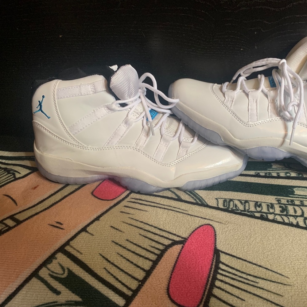 Air Jordan 11 Retro Blue Men’s Size 8 (GREAT CONDITION)